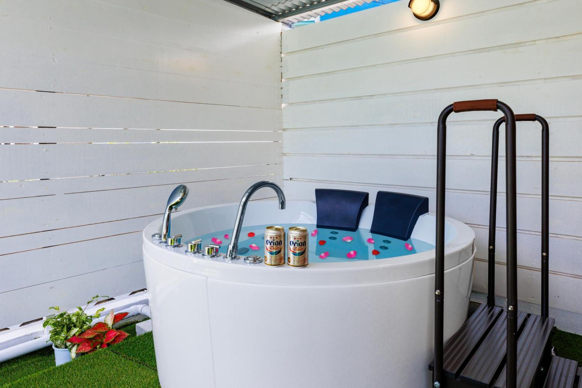 新規オープン サウナ Bbq ジャグジー付き 最大7名 無料駐車場4台 ビーチまで車で5分 Sky House Vila Uruma Exterior foto