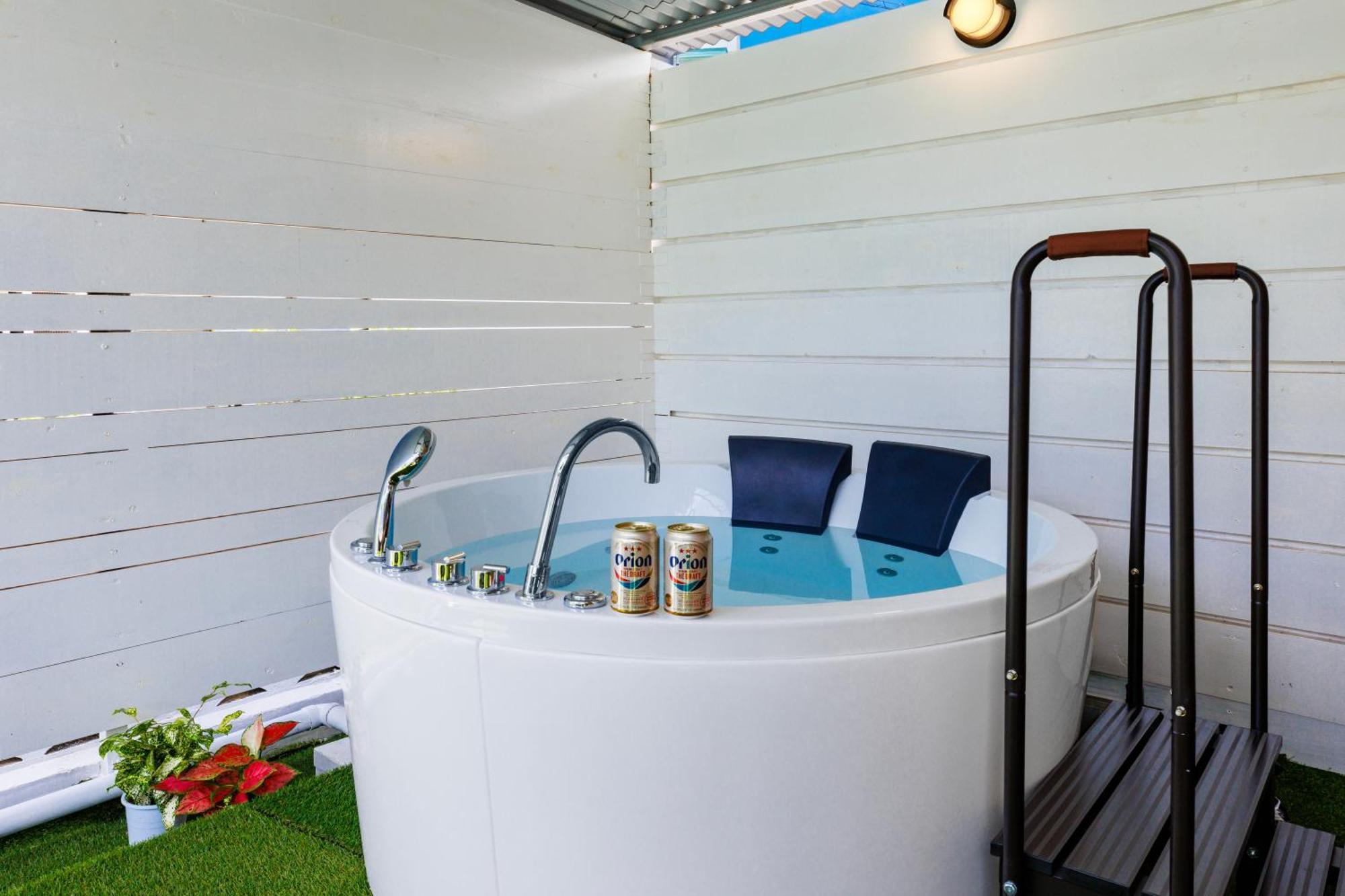 新規オープン サウナ Bbq ジャグジー付き 最大7名 無料駐車場4台 ビーチまで車で5分 Sky House Vila Uruma Exterior foto